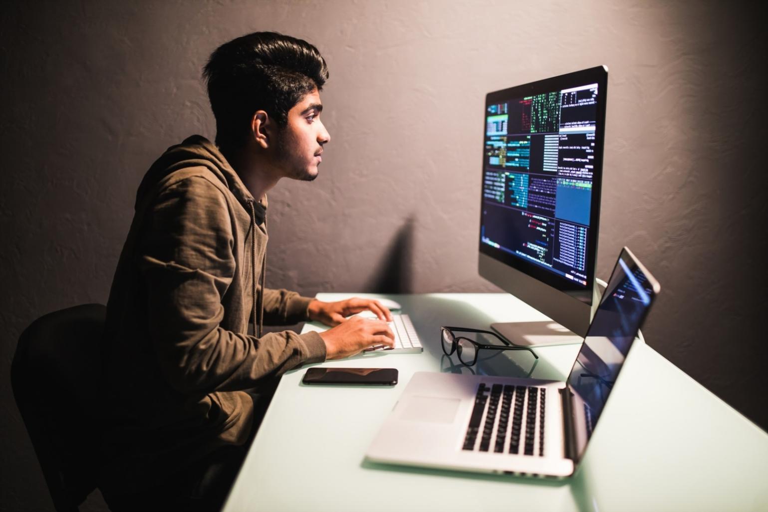 Experten bei der Analyse von KI-Trainingsdaten